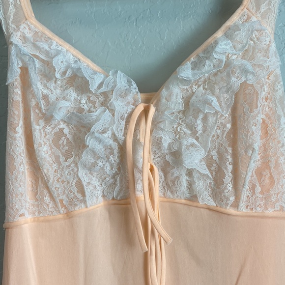 VINTAGE PEIGNOIT SET—FLORAL LACE ROBE AND NIGHTGOWN, PEACH NYLON LINGERIE SET - Picture 7 of 13